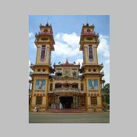 Vietnam, Cao Dai temple, photo Dan Nazarian, flickr.jpg